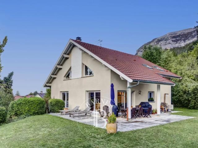 Maison 8 pièces 240 m²