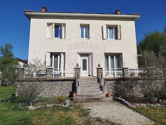 Maison 8 pièces 242 m²