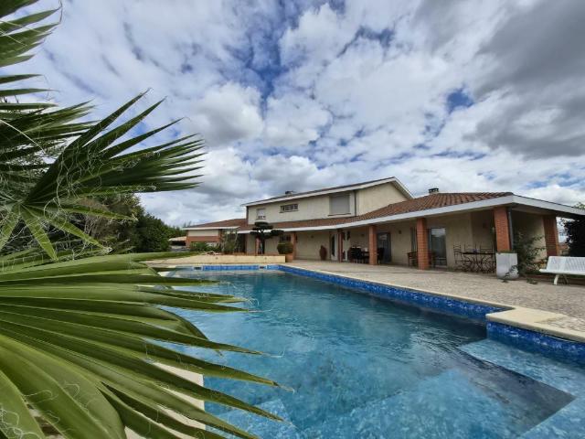Maison 8 pièces 254 m²