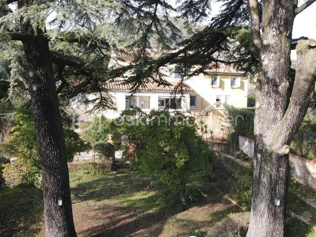 Maison 8 pièces 255 m²