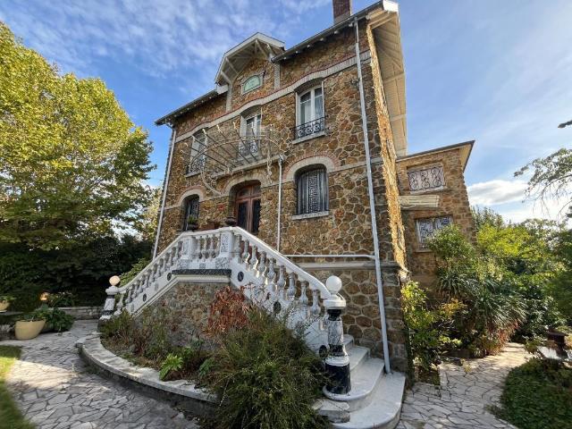 Maison 8 pièces 255 m²