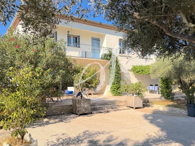 Maison 8 pièces 256 m²