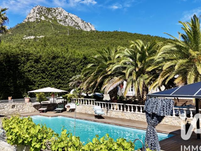 Maison 8 pièces 251 m²
