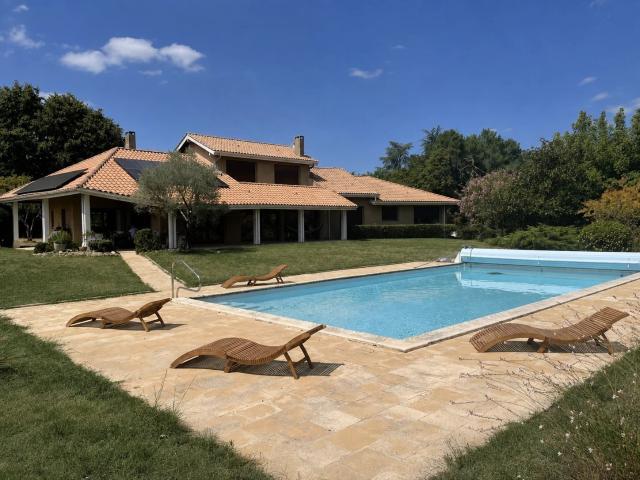 Maison 8 pièces 265 m²