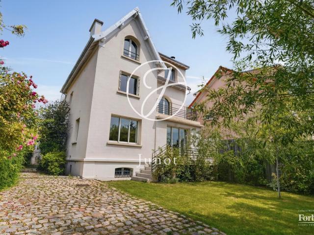 Maison 8 pièces 265 m²