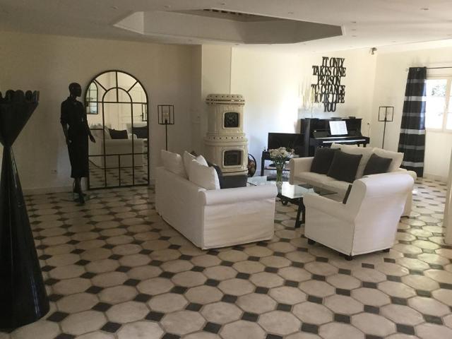 Maison 8 pièces 265 m²