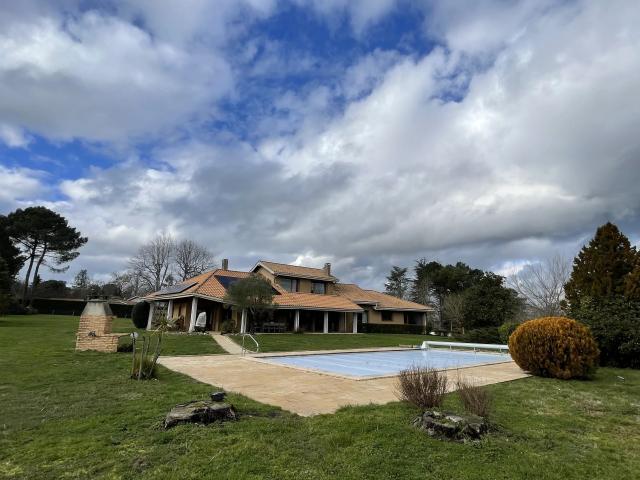 Maison 8 pièces 265 m²