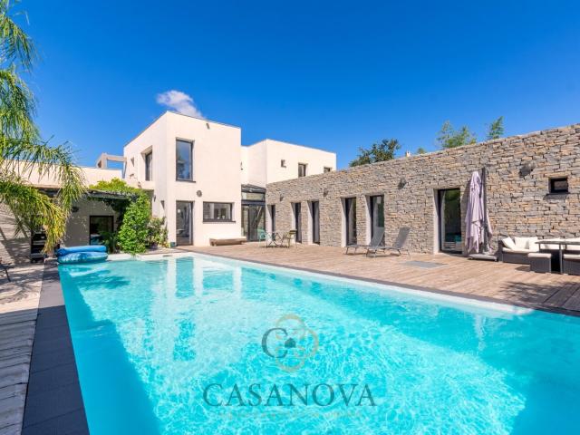 Maison 8 pièces 266 m²