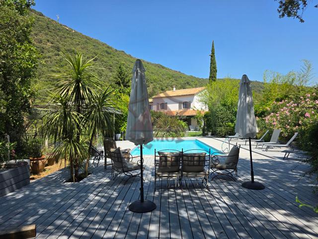 Maison 8 pièces 268 m²