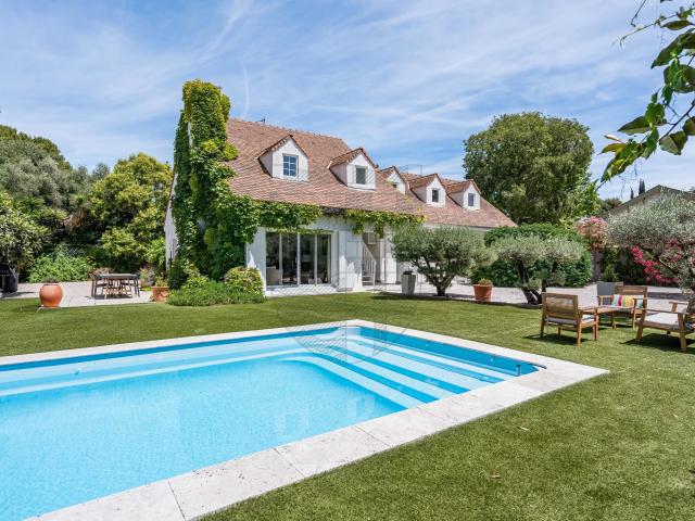 Maison 8 pièces 260 m²