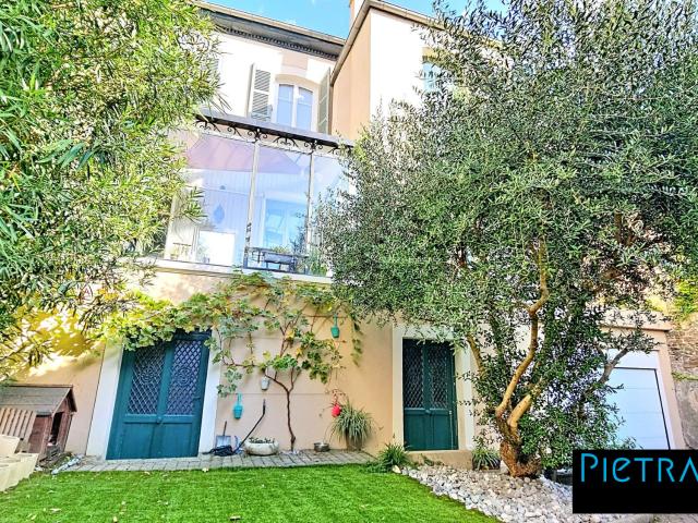 Maison 8 pièces 261 m²