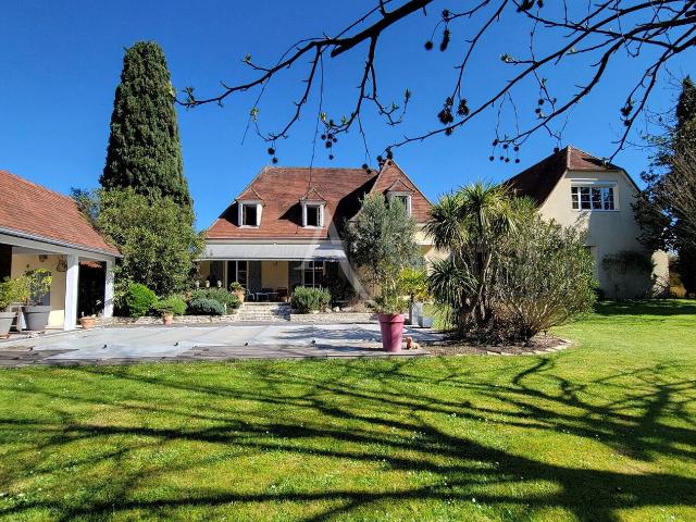 Maison 8 pièces 261 m²