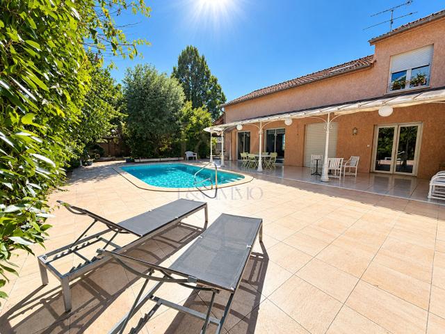 Maison 8 pièces 261 m²