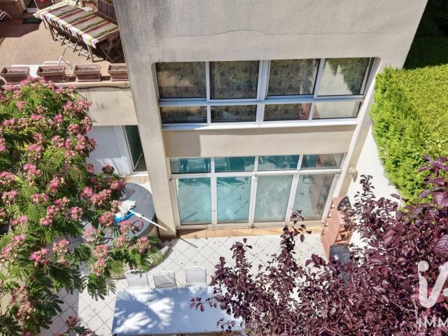 Maison 8 pièces 327 m²