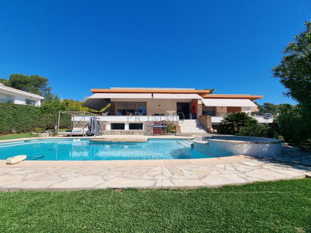 Maison 8 pièces 270 m²