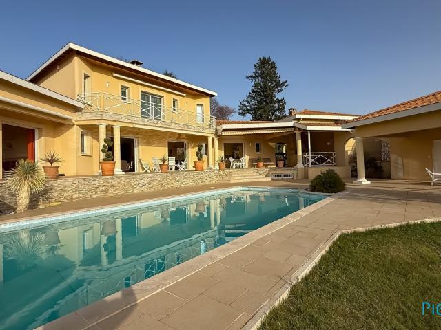 Maison 8 pièces 280 m²