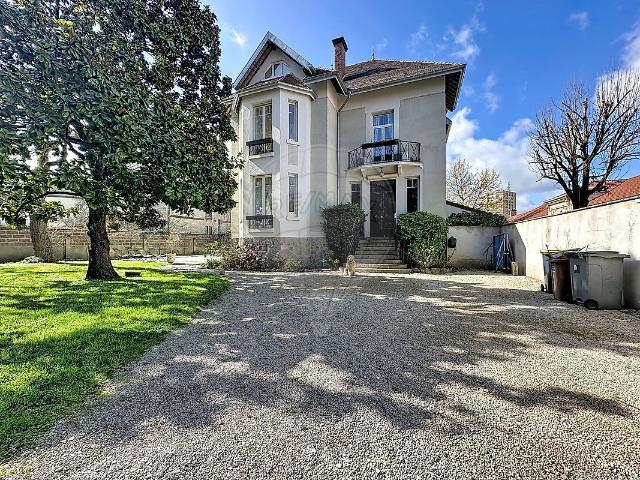 Maison 8 pièces 280 m²
