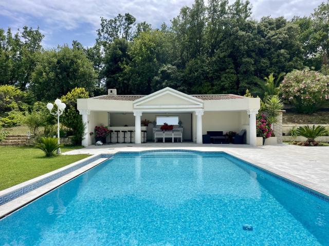 Maison 8 pièces 280 m²