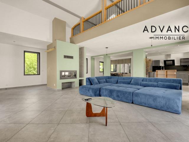 Maison 8 pièces 307 m²