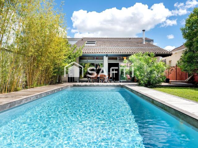 Maison 8 pièces 307 m²