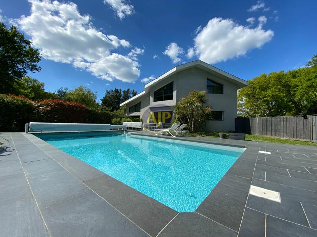 Maison 8 pièces 300 m²