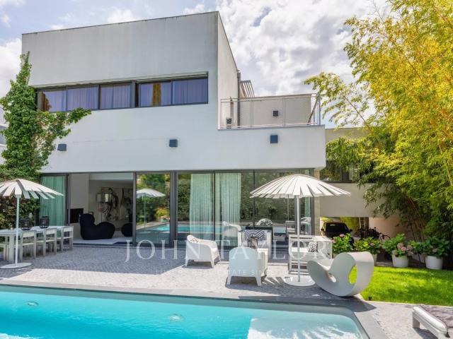 Maison 8 pièces 300 m²