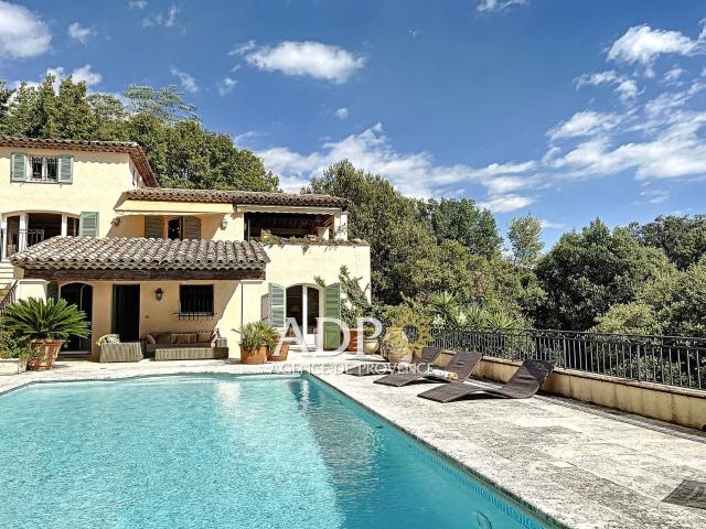 Maison 8 pièces 300 m²