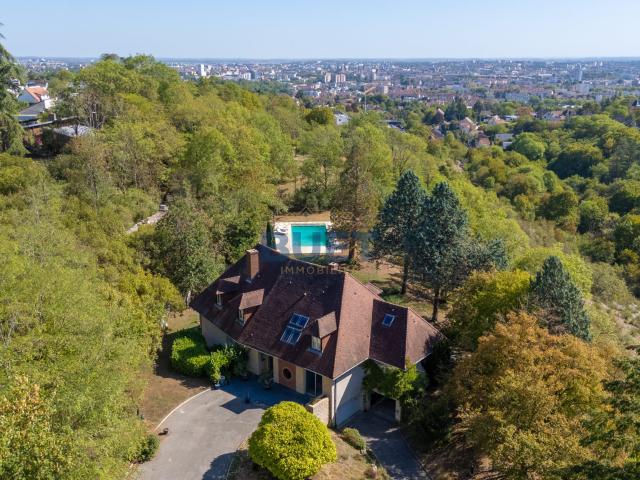 Maison 8 pièces 300 m²