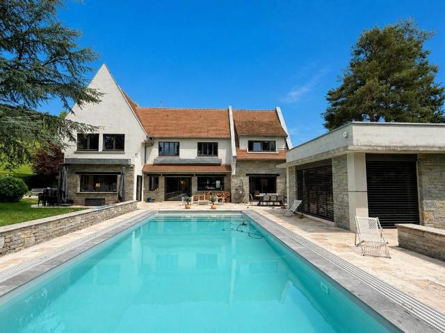 Maison 8 pièces 300 m²