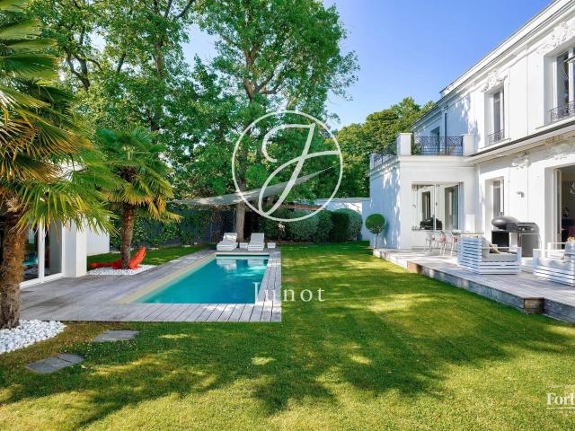 Maison 8 pièces 300 m²