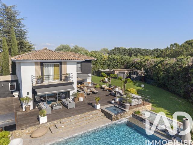 Maison 8 pièces 300 m²