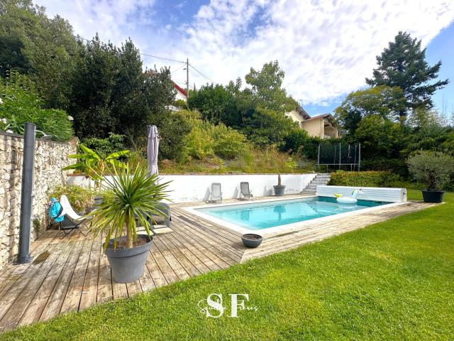 Maison 8 pièces 300 m²