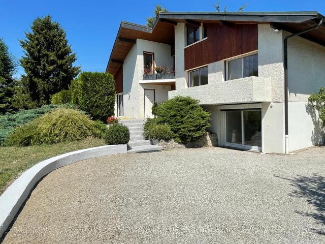 Maison 8 pièces 300 m²