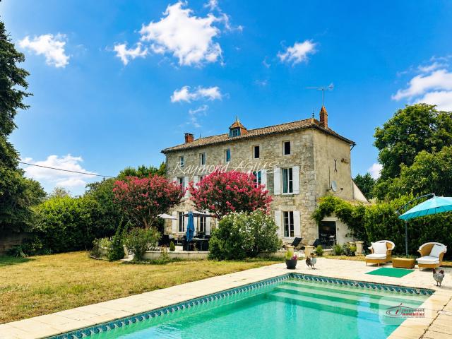 Maison 8 pièces 300 m²