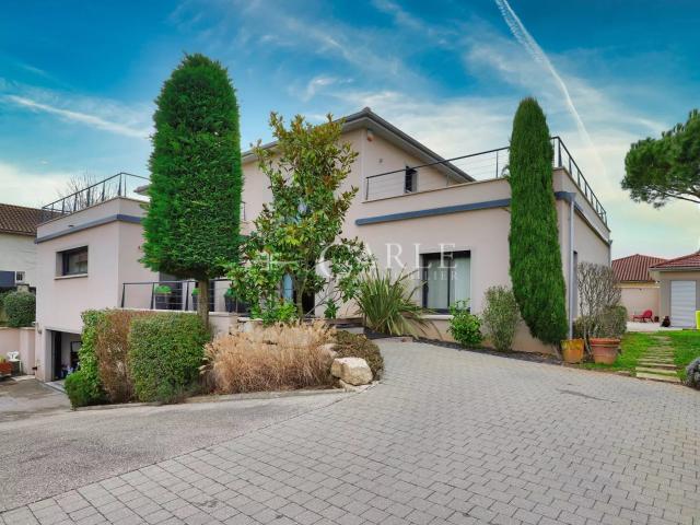 Maison 8 pièces 302 m²