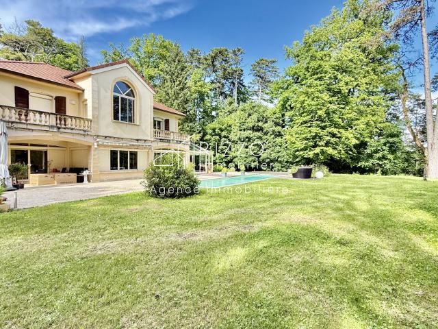 Maison 8 pièces 302 m²