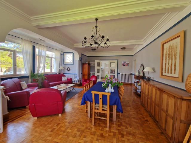 Maison 8 pièces 302 m²