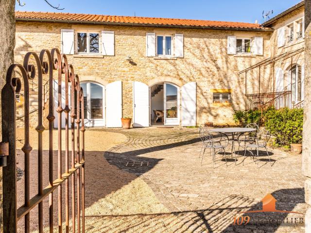 Maison 8 pièces 303 m²