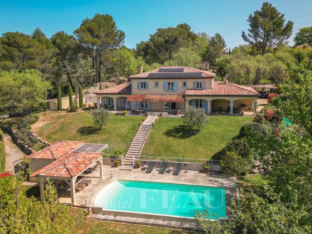 Maison 8 pièces 303 m²
