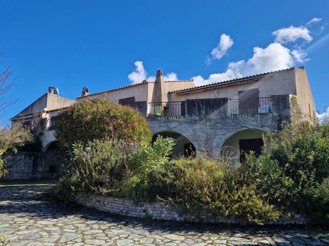 Maison 8 pièces 315 m²