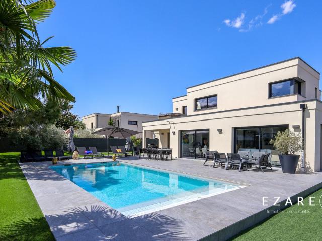 Maison 8 pièces 317 m²