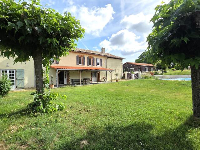Maison 8 pièces 318 m²