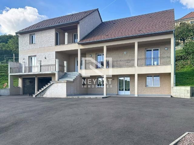 Maison 8 pièces 318 m²
