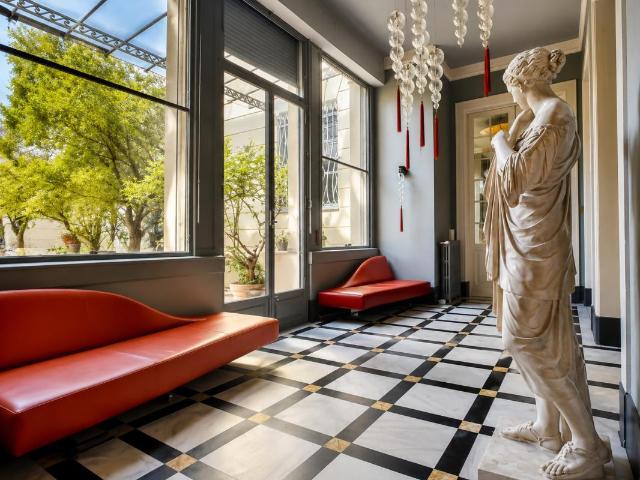 Maison 8 pièces 310 m²