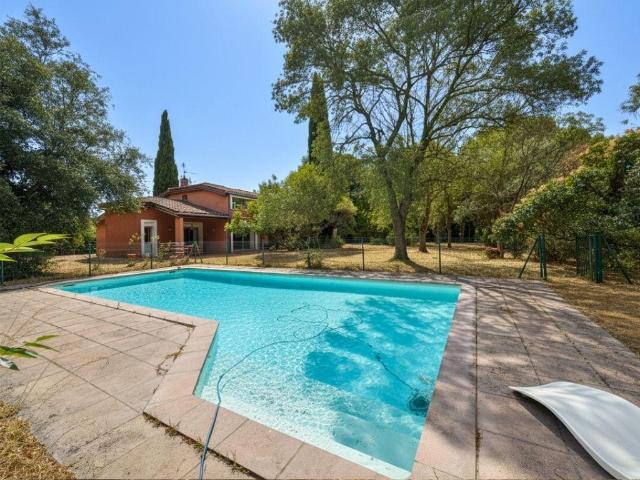 Maison 8 pièces 310 m²