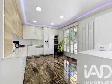 Maison 8 pièces 313 m²