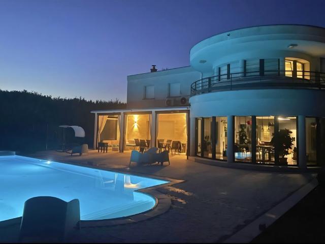 Maison 8 pièces 324 m²