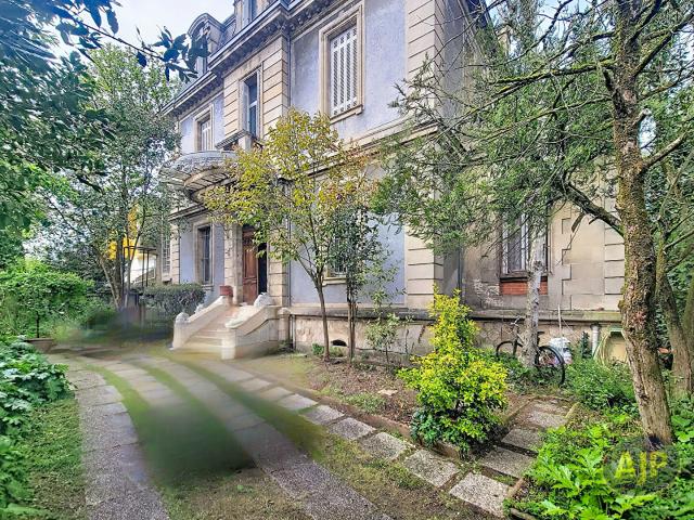 Maison 8 pièces 326 m²