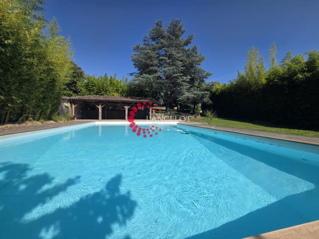 Maison 8 pièces 329 m²