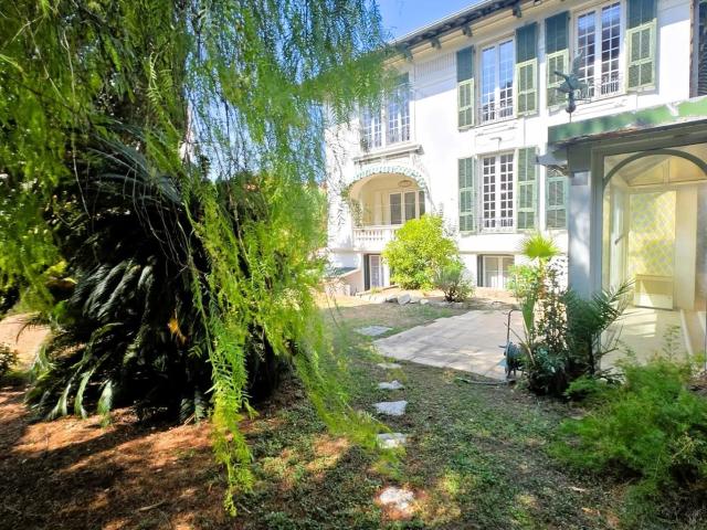 Maison 8 pièces 320 m²